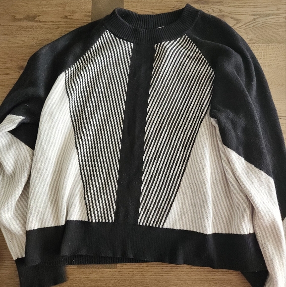 Lululemon L - BLck and Gray Striped Sweater - Picture 13 of 13